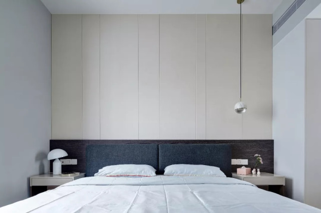 |148平现代风四居室，电视墙以定制柜作为主体加上开放格架