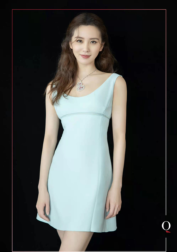 女心理师|刘诗诗风格变化太大不敢认！穿低领裙秀优越身材，天鹅颈照样突出