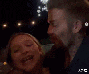 哈珀·贝克汉姆|太亲密！贝克汉姆与10岁女儿跨年，又嘴对嘴亲吻还摇晃，无惧争议