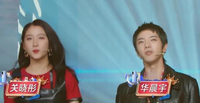 冯绍峰|关晓彤和华晨宇站一起，谁注意她穿的鞋？是对男方身高最大的尊重
