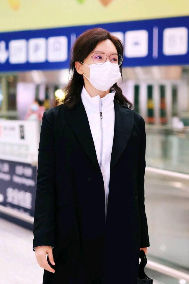 穿衣搭配|陈数素颜走机场，一身黑白穿搭时髦又大气，44岁该有的样子