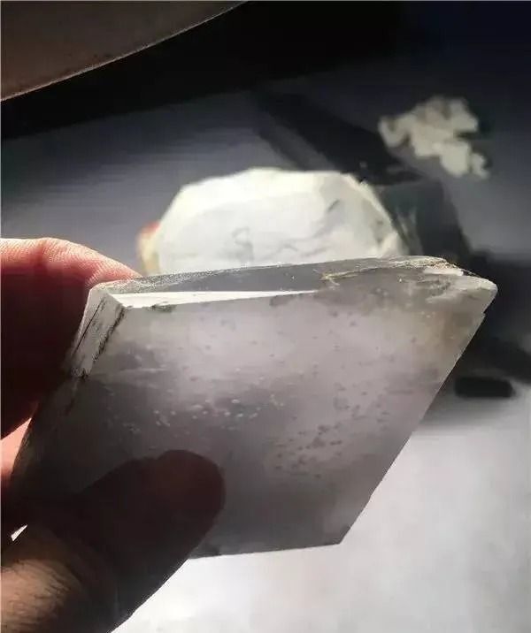 翡翠|69000买下的翡翠原石，竟一刀切出冰种雪花棉，成品好美！