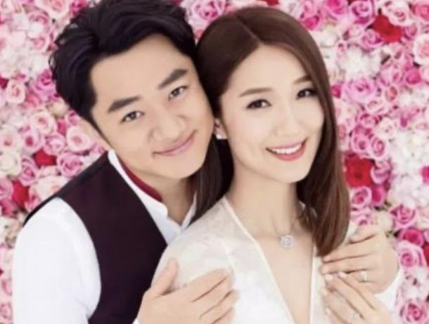 王祖蓝|李亚男晒一家美照，1岁小女儿已会走路，王祖蓝靠妻子怀中太甜蜜