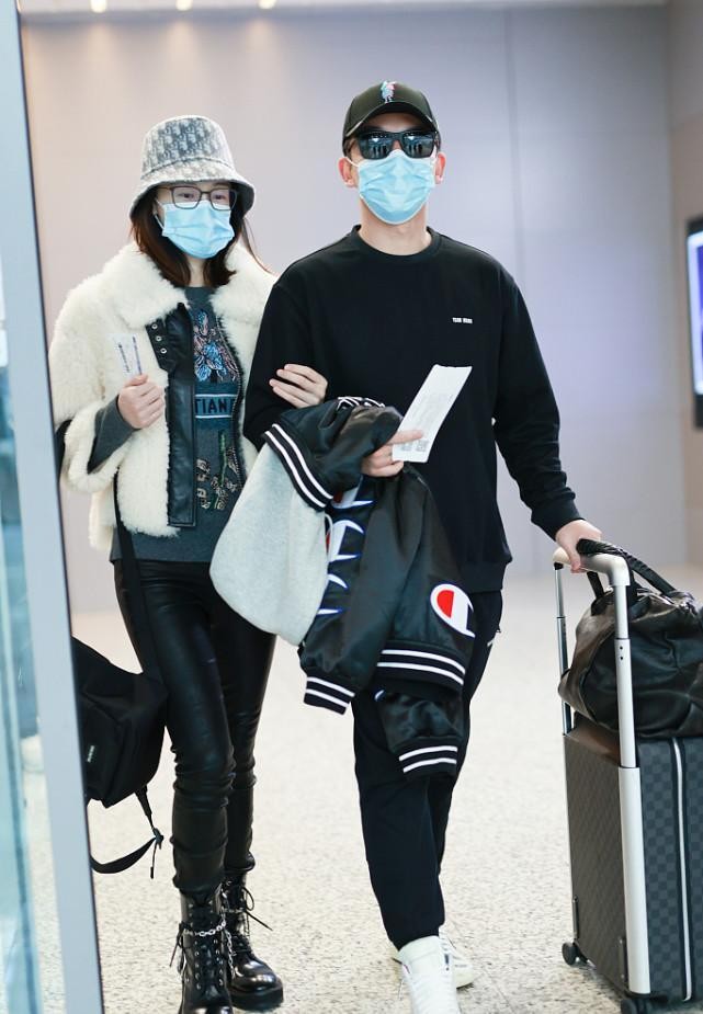 苗苗|苗苗和郑恺手拉手同行，两人穿得都挺普通，却很有明星范