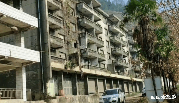 面面爱旅游 辉煌了近32年的三线厂，坐落在六盘水，如今少有人来，厂区破败