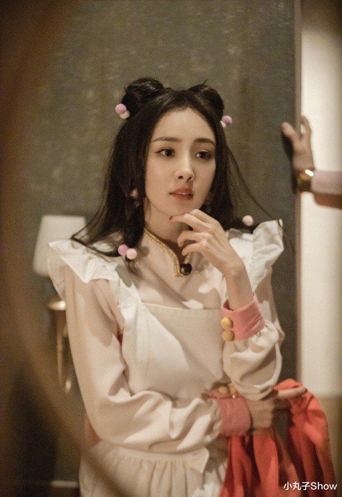 杨幂|35岁杨幂白色围裙COS女仆，哪吒头俏皮赛少女，高鼻梁秒变立体脸