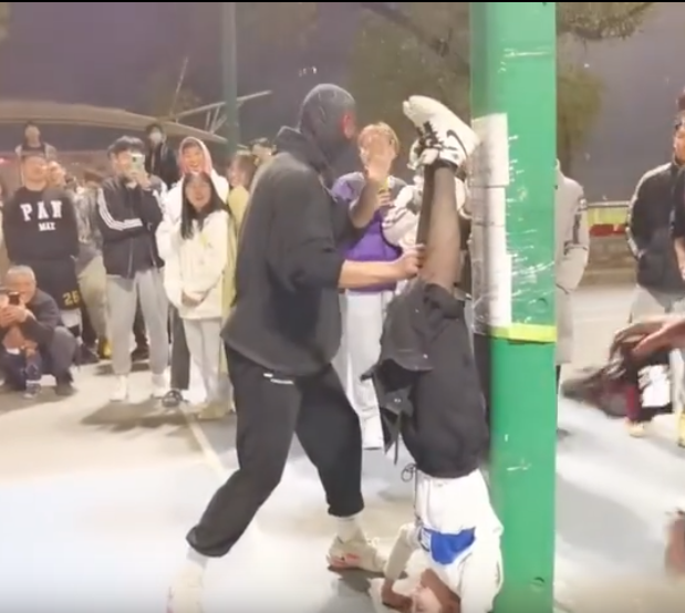 鞠婧祎|运动服里穿黑丝，林七七打篮球让路人王都害羞了，还表演黑丝倒立