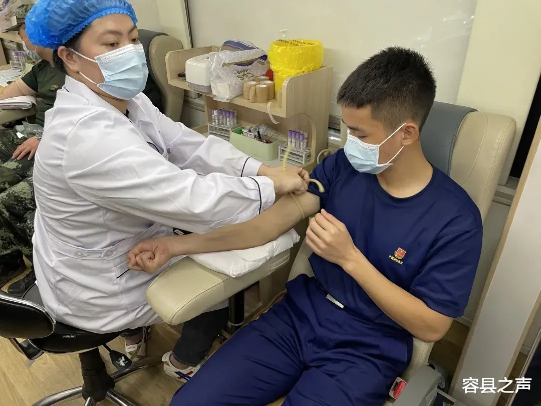 容县之声 广西北流群众为受伤幼儿献血，排起百米长队