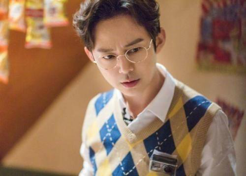 何炅|何炅揭开娱乐圈最后一层遮羞布，原来老好人的定义就是出事第一个牺牲的