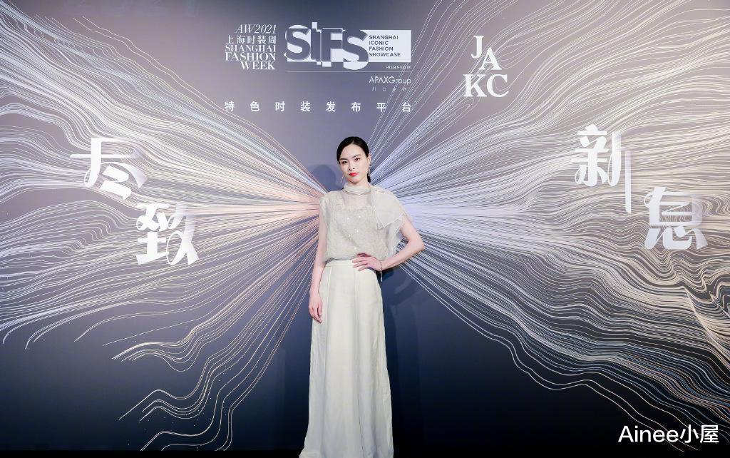 Ainee小屋|吴敏霞年龄越大反而越美了， 短背心配牛仔长裙，好似“美人鱼”