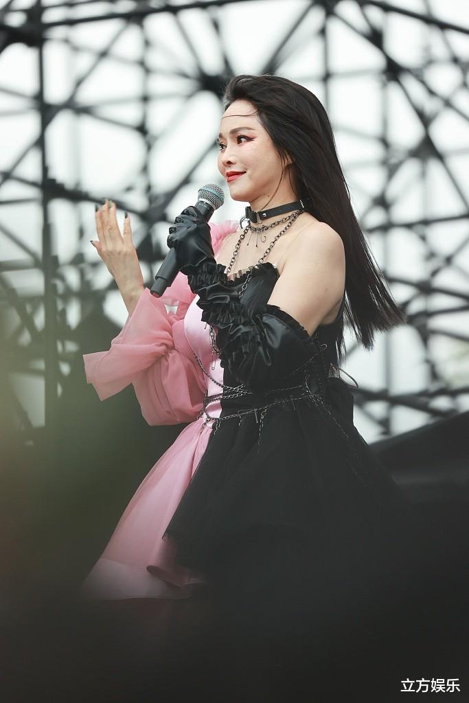 伊能静|53岁伊能静现身音乐节，膀大腰圆面部赘肉明显，秦昊携女甜蜜捧场