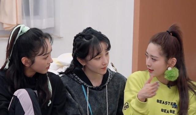 大宅门|张馨予太拿自己当回事，有意无意提到于小彤，陈小纭反应让人心疼