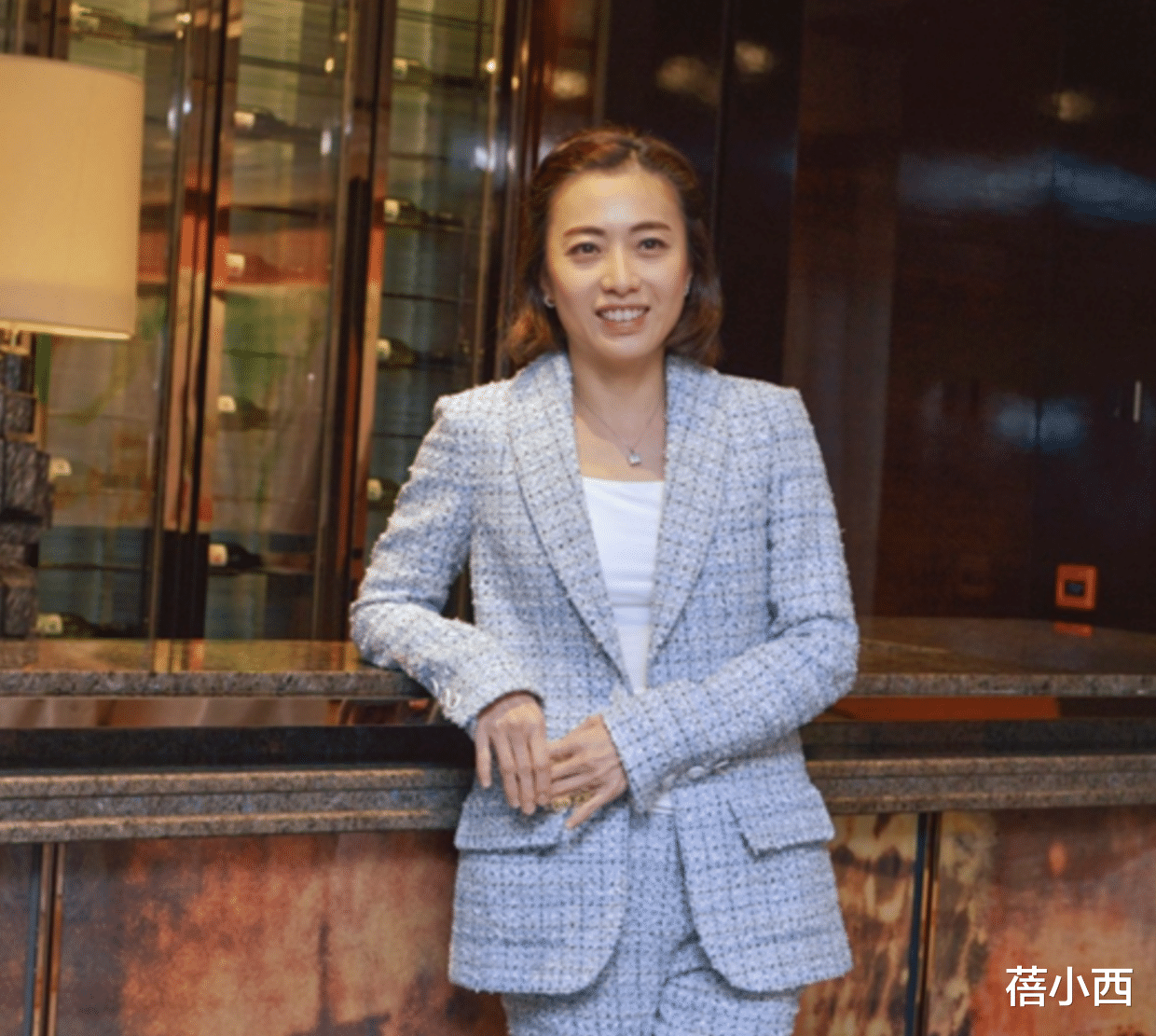 蓓小西 甘比原来这么有气质，连土味印花裙都穿出贵妇范，一点也不摆阔