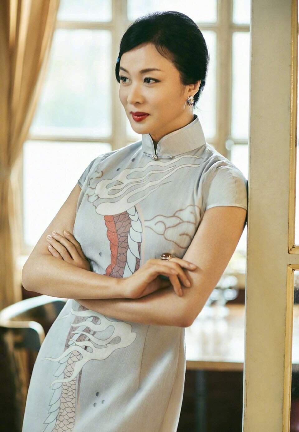 闲鱼有话说|金星穿度假装也招摇，印花裙还“挖个洞”博眼球，意外增添女人味