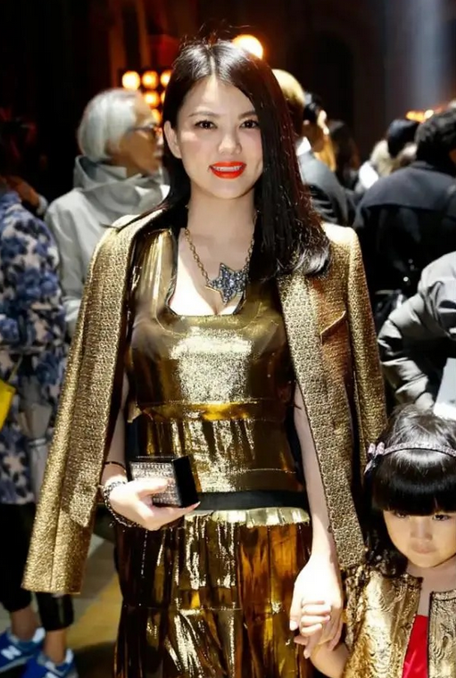 美人哒 李湘胖得恰到好处！穿波点西装搭锥形裤，土味穿搭难掩骨子里的美