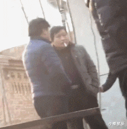 |搞笑GIF：100万一次，100万两次，好的后面大哥出500万，成交咣当...