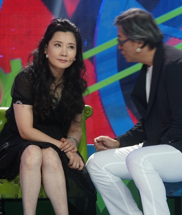 BiuVogue|何赛飞的气质娱乐圈少见,温柔高级还显嫩,老的自然更迷人