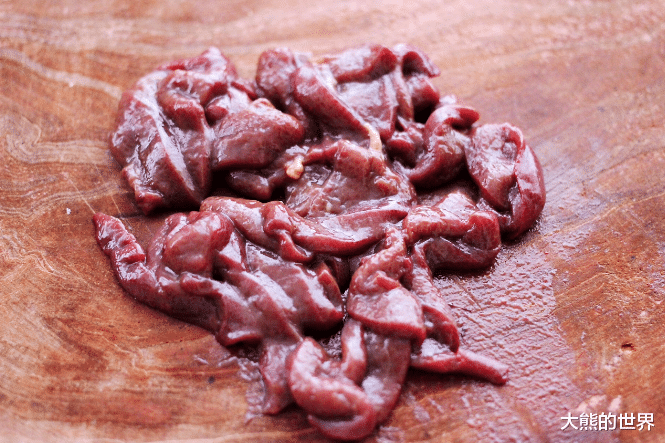 清洗猪肝，用水冲等于吃毒素，饭店厨师教你1招，洗得干净还省事