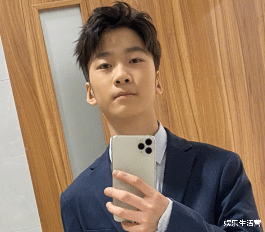 张亮|张亮儿子“换脸式”长大，14岁染发锡纸烫，网友：都快认不出来了