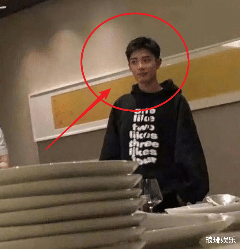 肖战|肖战晒完自拍就去聚餐，路人拍下真实颜值，喝醉酒的样子太迷人了