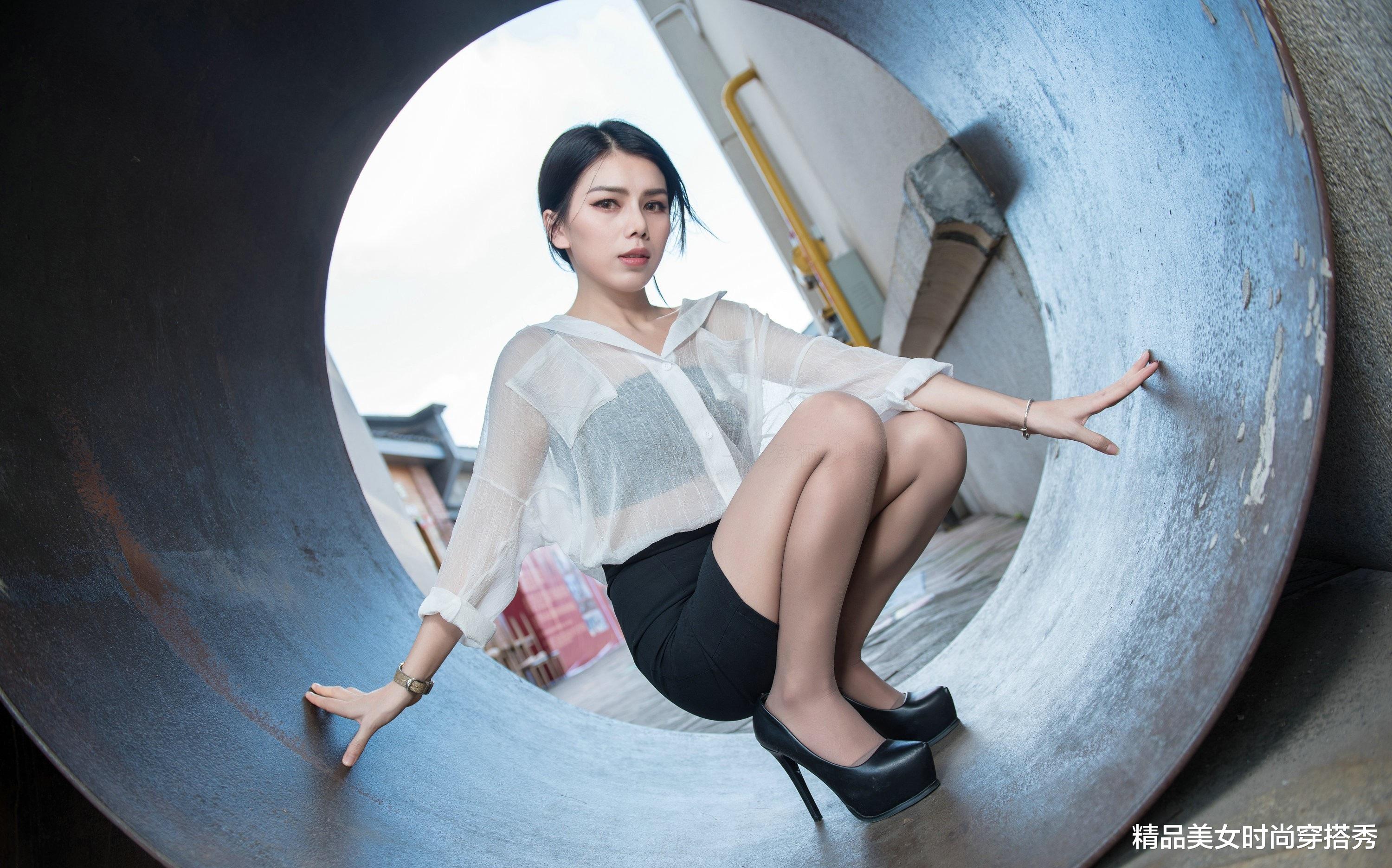 消防安全|简约的白色雪纺衬衫搭配黑色的短裙，简约耐看，尽显职场优雅气质
