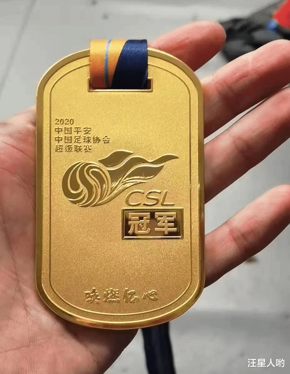 江苏苏宁|苏宁俱乐部门前尽是豪车，但队徽已被撤下，看来真是要玩完了