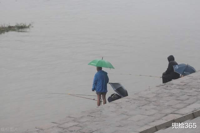 湖北一男子钓鱼时遇上下雨,一番神操作让人哭笑不得,网友:过瘾