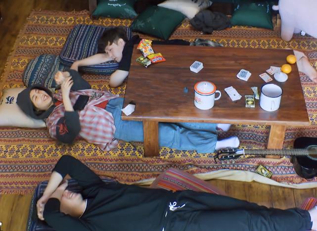 张艺兴|张艺兴趴在张子枫身边被嘲，镜头切至全景，粉丝纷纷道歉说对不起