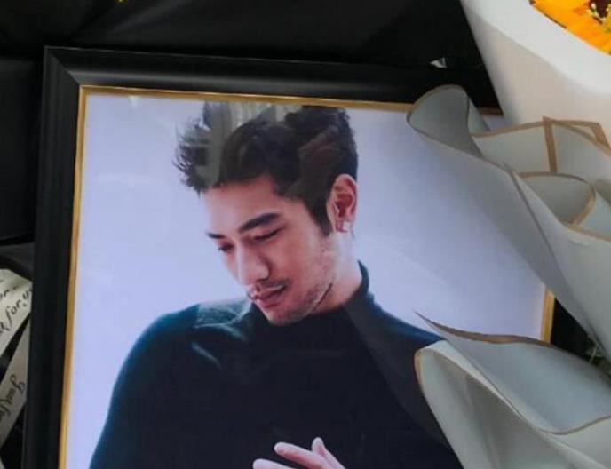 高以翔|高以翔正式告别世界两周年，墓碑高清照曝光，与王沥川的墓碑很像