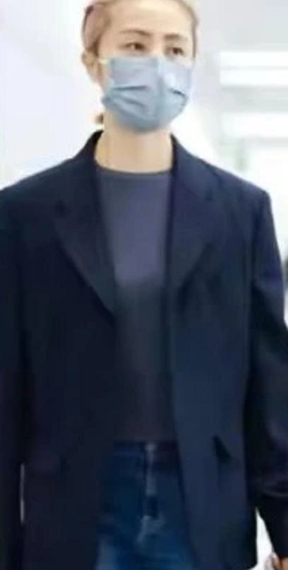 时尚风行派 黄磊携娇妻走机场!孙莉染金发颜值暴跌,二女儿穿搭时尚比多多美