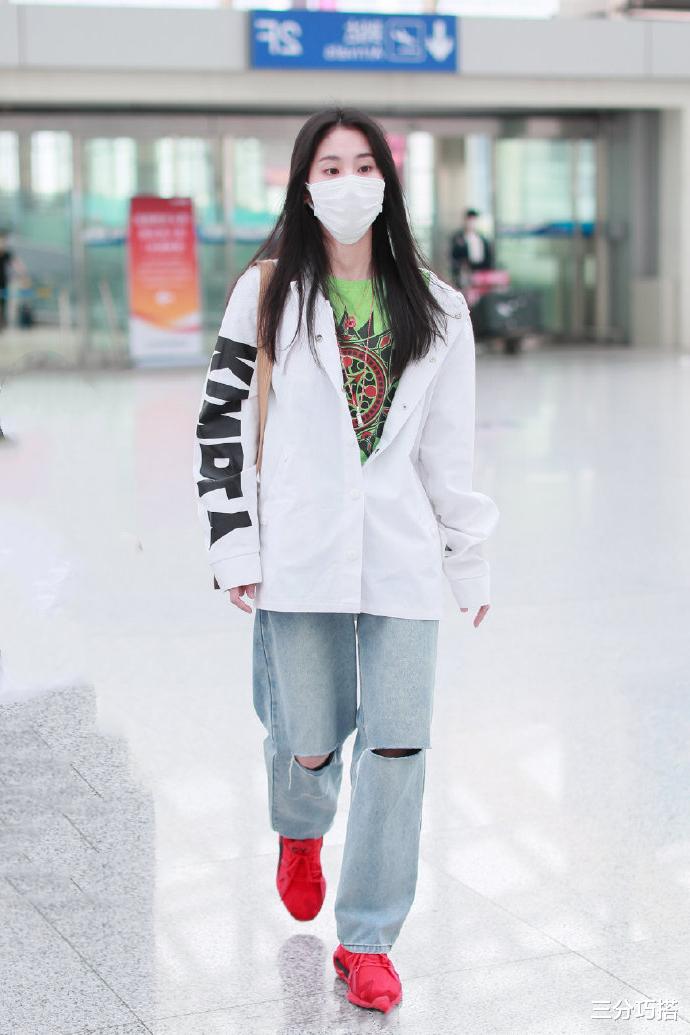 穿衣搭配|张碧晨真的不要再瘦了，这么窄的裤腿都填不满，衣服松垮不美观