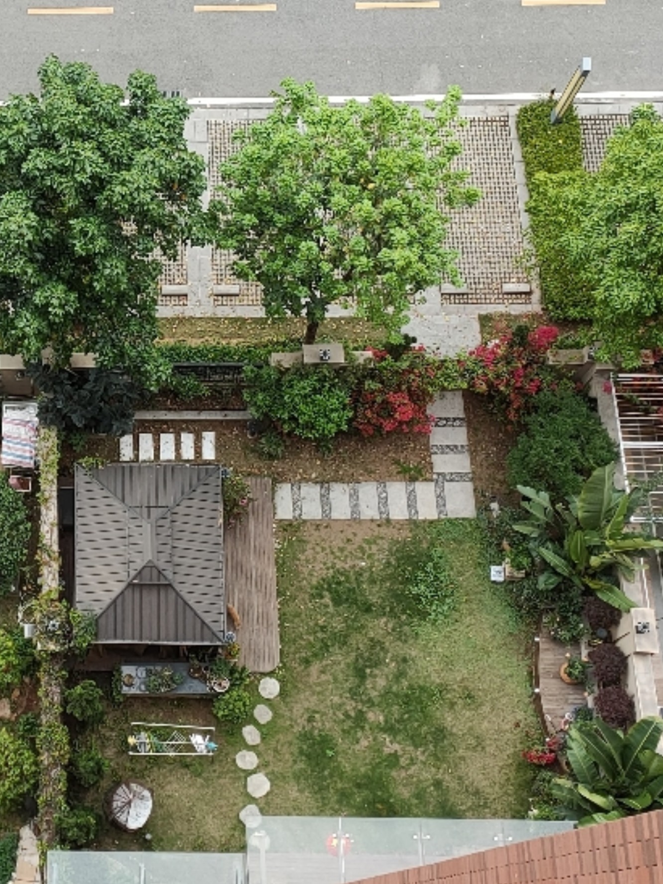 一楼120㎡庭院，5万元装修成花园，种花种草享受静谧时光，太美了