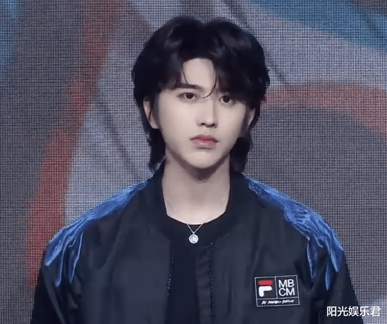 香港小姐|蔡徐坤参加品牌直播，离开了工作室的PS效果，这发量真实了