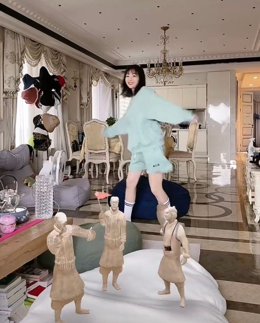 柳岩|40岁柳岩豪宅内秀热舞！扭腰摆臀少女感十足，装修奢华却被嘲老气