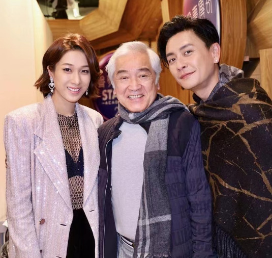 钟嘉欣|钟嘉欣晒和好友合照！与陈自瑶亲密搂抱，秦沛头发花白精神十足