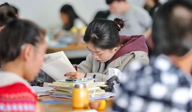 星叨叨 “新型啃老”出现了？很多父母被蒙在鼓里，还觉得子女很“优秀”