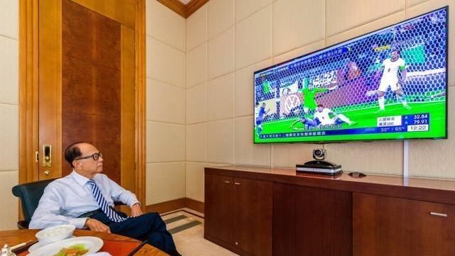 私照|93岁李嘉诚公开豪宅私照，边看电视边吃饭，饭菜简朴得令人意外