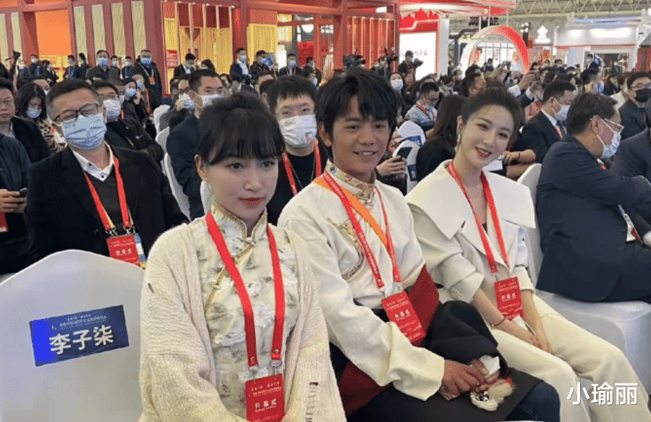 李子柒|李子柒和薇娅与丁真同框！停更数月，颜值变化大太真实