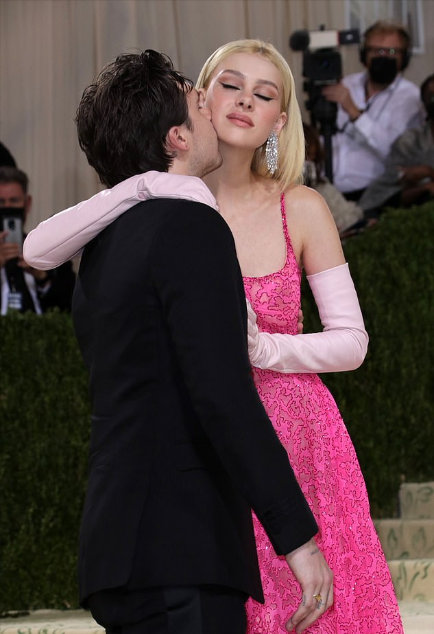 贝克汉姆|贝嫂大儿子和未婚妻红毯热吻!妮可拉穿粉裙好美,大布还穿增高鞋