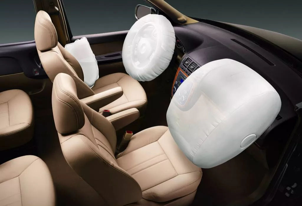  可怕事情终发生！英女子坐副驾翘脚，安全气囊爆炸，股骨插进坐骨