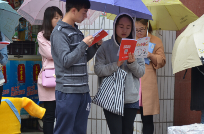 穿衣搭配|乡镇公务员报名开始，报名门槛降低，满足条件或将优先录取