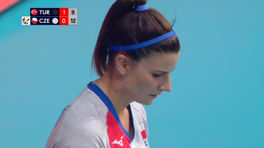 高秀花说育儿|3-1!6连胜!朱婷恩师率队挺进8强,全队相拥庆祝,真是太稳了