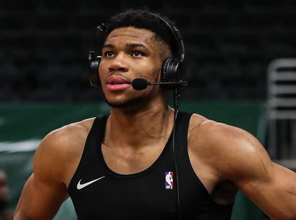 布克|布克轰43+5+5仍无缘今日最佳！对不起，你碰到乔丹钦点之人了！