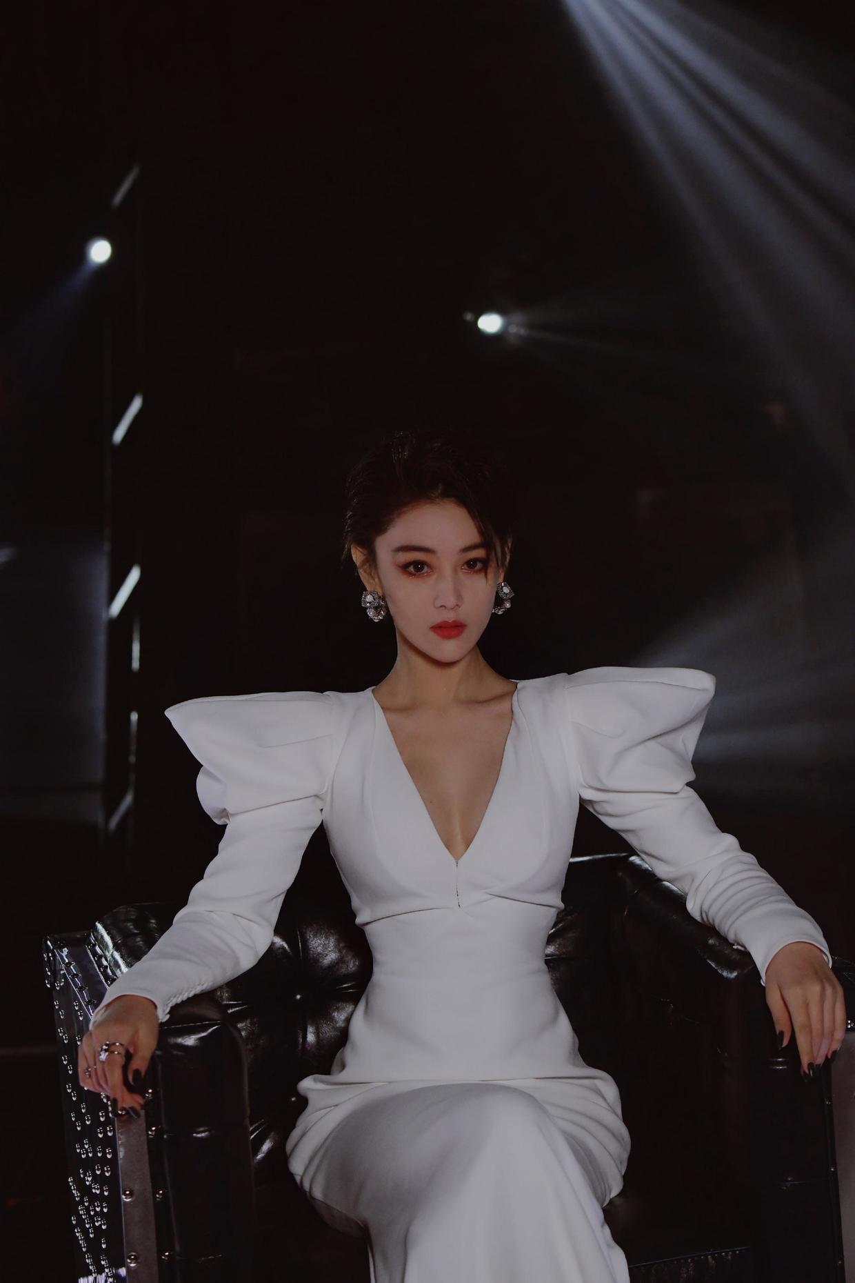 何有强|张馨予大玩“下衣失踪”,身穿一件卡其色的男友风衬衫,又飒又美