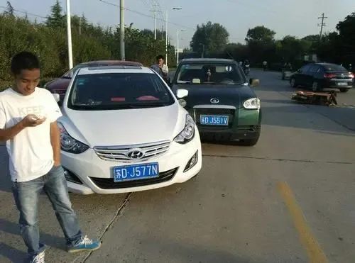开车直行撞了转弯车, 出事故为啥是直行车全责,交警:没冤枉你!