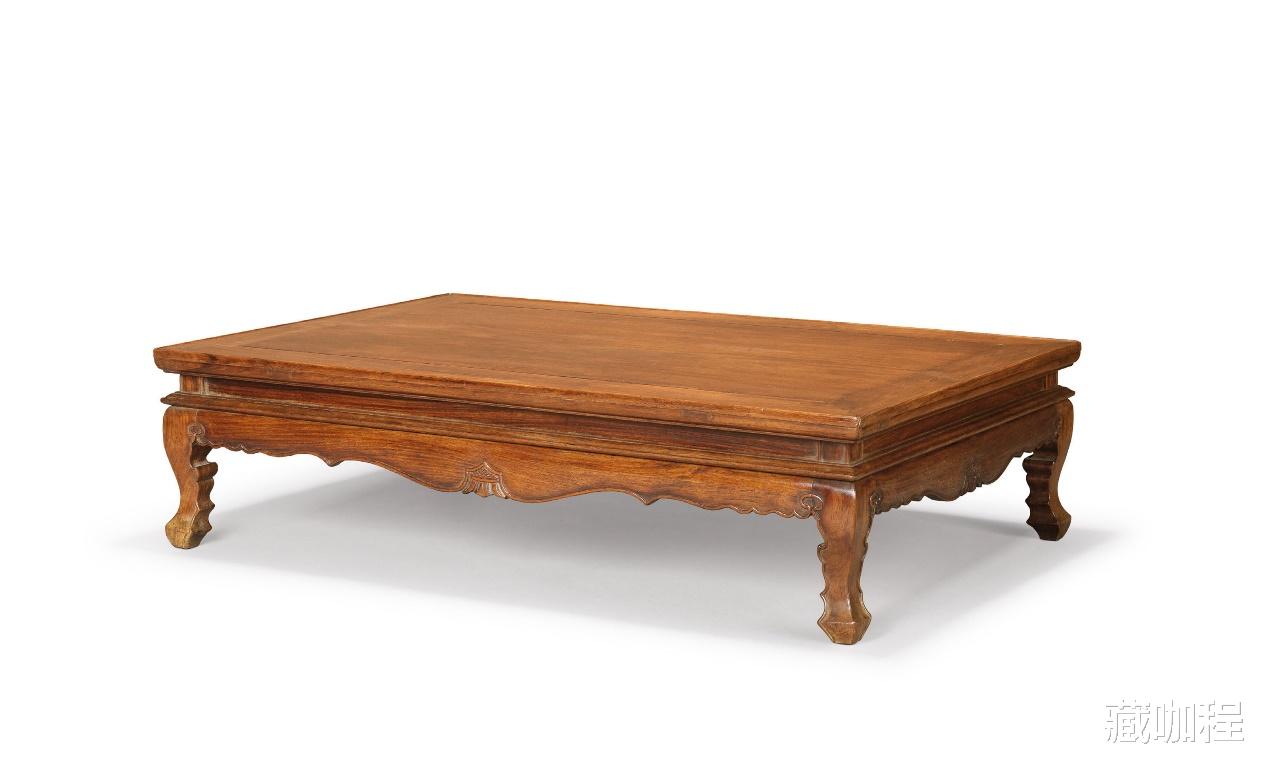 |齐牙条腿肩雕花，黄花梨老炕桌配红木家具