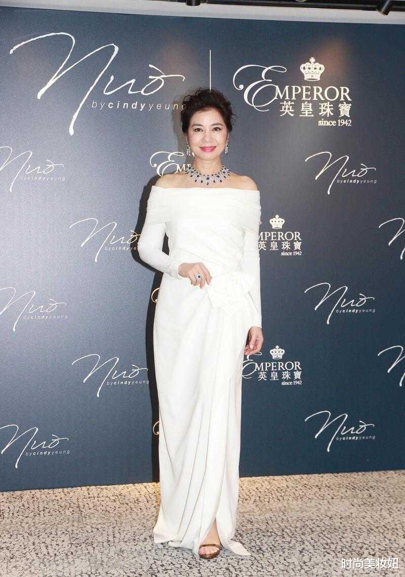 时尚美妆妞|钟楚红越老越惊艳，穿白色连衣裙优雅迷人，自然老去照样美