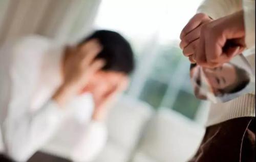 何炅|“吃西餐用筷子，真丢人”相亲男一句话，颠覆我的人生观