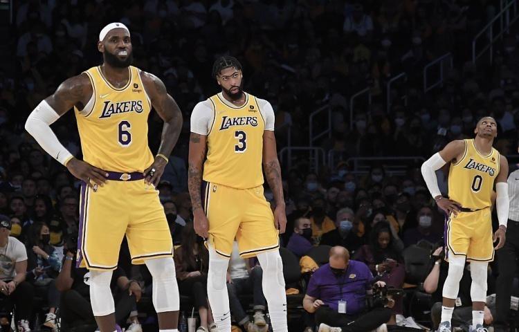 奶豆妈|双赢!湖人交易最大赢家诞生,詹姆斯苦不堪言,你却在偷偷窃喜