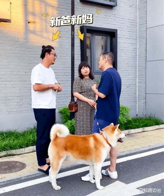 李嫣|15岁李嫣和奶奶逛超市！双手插兜好帅气，当街大笑手术痕迹仍明显